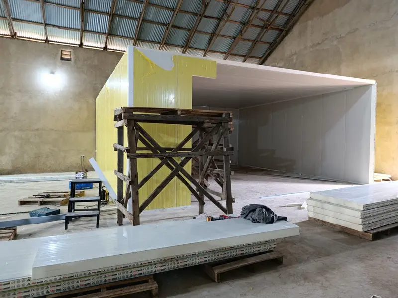 Coldroom construction using Alex-panel insulated boards, with stacked panels on site