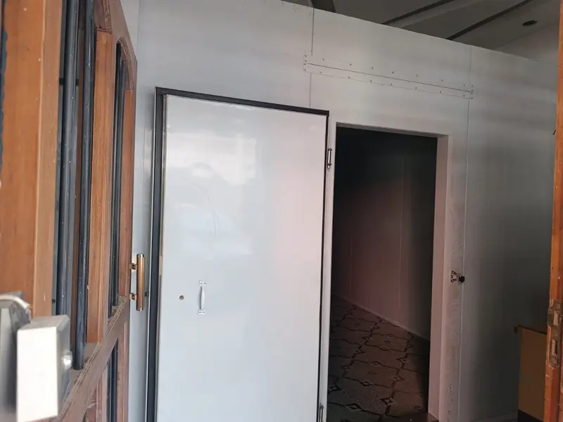 Insulated hinged coldroom door with a sealed gasket during installation